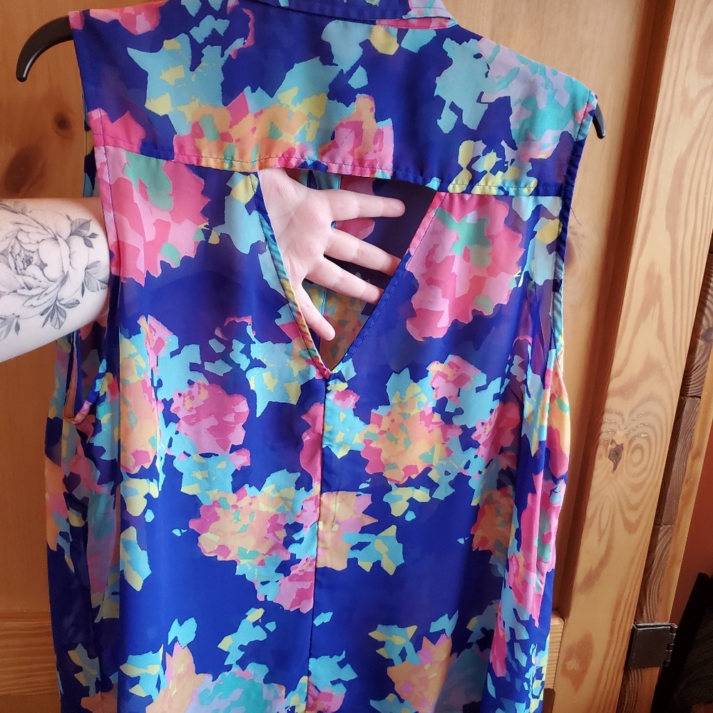 Abstract Button Up - Picture 8 of 8